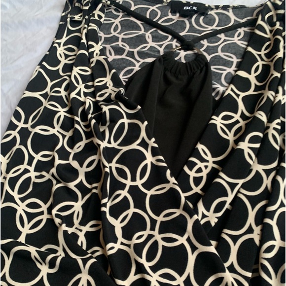 BCX Black & white layered surplice top, metal ring  | large - Picture 2 of 6